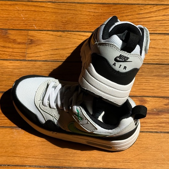 Nike Green and Black Sneakers for Active Comfort - Picture 9 of 15